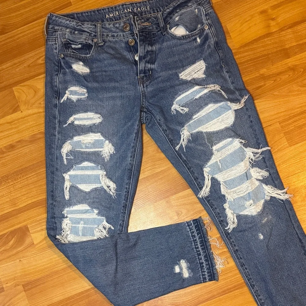 American eagle women’s extreme distressed‎ denim jeans size 2